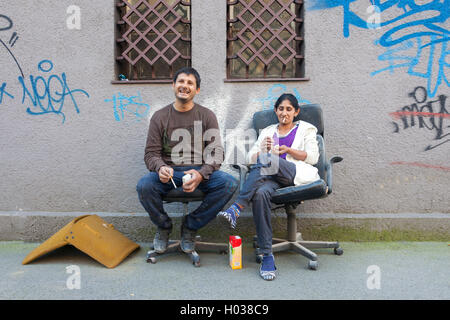ZAGREB, CROATIE - 15 octobre 2013 : Roma couple sitting at les chaises au dépotoir. Banque D'Images