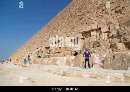 Le CAIRE, ÉGYPTE - 3 février 2016 : les touristes autour de la grande pyramide de Gizeh, en Egypte. Banque D'Images