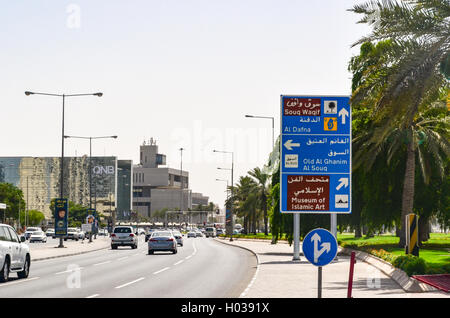 Le trafic sur les routes du centre ville de Doha, Qatar Banque D'Images