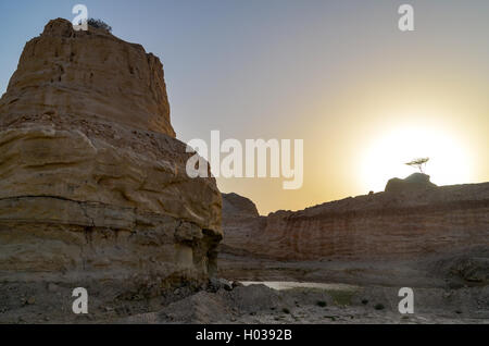 Coucher du soleil dans le désert du Qatar dans une carrière de sable Banque D'Images