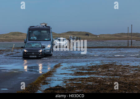 Véhicules traversant de Holy Island Banque D'Images