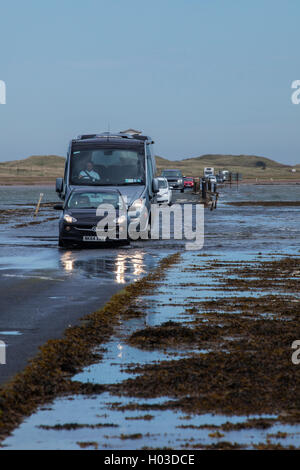 Véhicules traversant de Holy Island Banque D'Images