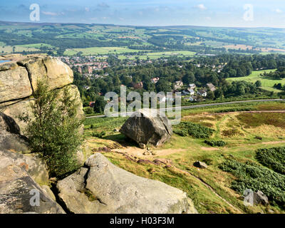 Vue sur Ilkley et Wharfedale de vache et veau Rocks sur Ilkley Moor West Yorkshire Angleterre Banque D'Images