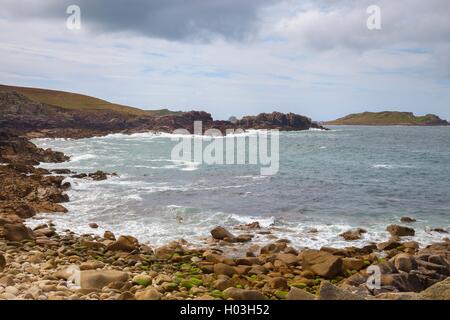 Mer agitée à l'enfer Bay, Bryher, Îles Scilly, Angleterre Banque D'Images