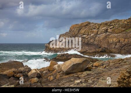 Mer agitée à l'enfer Bay, Bryher, Îles Scilly, Angleterre Banque D'Images