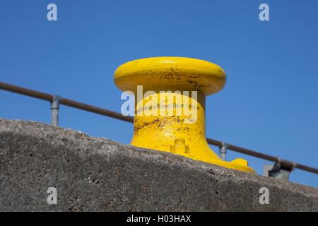 Le port jaune taquet, New Grimsby, Penzance, Cornwall, Angleterre. Banque D'Images