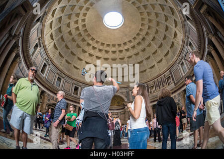 Rome. L'Italie. Les touristes au Panthéon. Banque D'Images