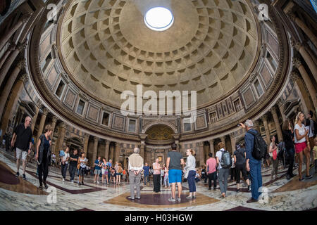 Rome. L'Italie. Intérieur du Panthéon. Banque D'Images