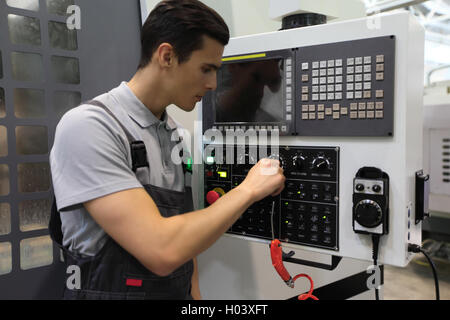 Travailleur dans l'appareillage électrique prix d'usine CNC Banque D'Images