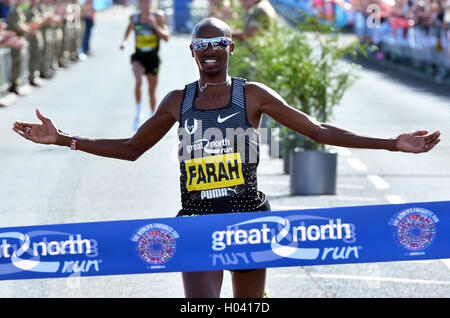 Farha Mo franchir la ligne en premier lieu à la Great North Run 2016. Comme Mo obtient à l'Farha bande avant qu'il fait sa mo bot. Banque D'Images