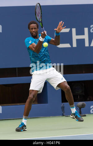 Gael Monfils (FRA) qui se font concurrence dans l'US Open 2016 Demi-finale hommes Banque D'Images