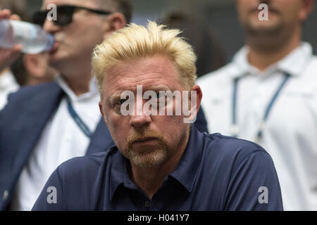 Novak Djokovic (SRB) Entraîneur Boris Becker en regardant l'US Open 2016 Demi-finale hommes Banque D'Images