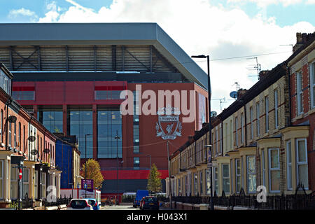 Maisons mitoyennes dans l'ombre de Liverpool Football Club nouveau peuplement principal Banque D'Images