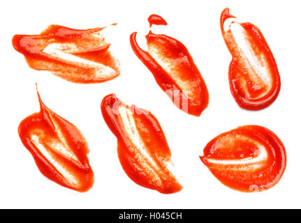 Collection de taches de ketchup sur fond blanc. Éclaboussures de ketchup isolé. Banque D'Images