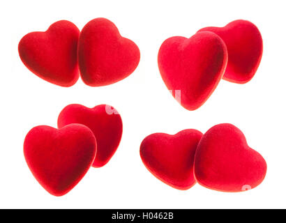 Coeurs en velours rouge isolé sur fond blanc. Banque D'Images