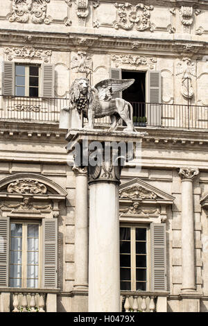 Lion ailé de Saint Marc sur la piazza delle Erbe de Vérone Banque D'Images