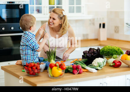 Femme enceinte, la préparation de repas avec fils de légumes frais Banque D'Images