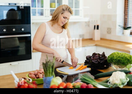 Femme enceinte manger sain la préparation de repas à partir de produits frais Banque D'Images