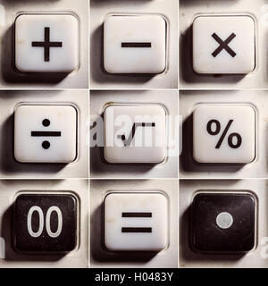 Ensemble de boutons d'une vieille calculatrice, symboles d'opérations mathématiques. Banque D'Images