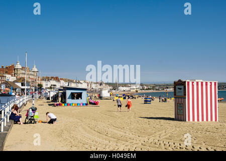 Les gens sur une plage de sable, à la fin de l'été Septembre SOLEIL. Melcombe Regis, Weymouth, Dorset, dans le sud de l'Angleterre, Royaume-Uni, Angleterre Banque D'Images