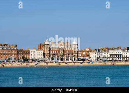 Hôtel Royal et d'arcade sur front de mer de partout à la fin de l'été soleil dans South coast resort de Weymouth Dorset England UK Banque D'Images