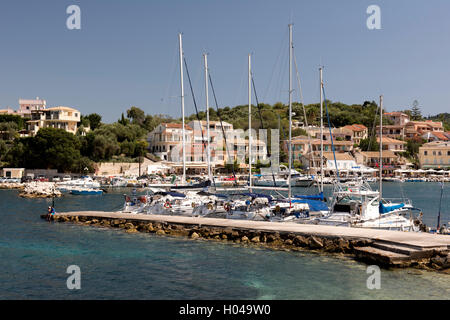 Sailing yachts amarrés à l'entrée de Kassiopi Harbour au nord-est de Corfou, îles Ioniennes, îles grecques, Grèce, Banque D'Images