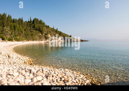 Pierres rondes et claires sur la mer Orkos Beach sur la côte est de Paxos, îles Ioniennes, îles grecques, Grèce, Europe Banque D'Images