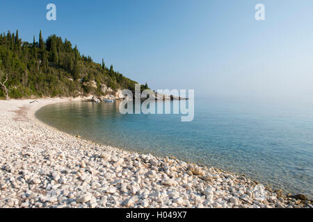 Pierres rondes et claires sur la mer Orkos Beach sur la côte est de Paxos, les îles Ioniennes, Grèce, Europe Banque D'Images