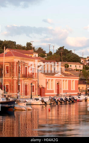 Les vieux bâtiments sur le bord de l'eau au lever du soleil dans le port de Gaios sur Paxos, îles Ioniennes, îles grecques, Grèce, Europe Banque D'Images