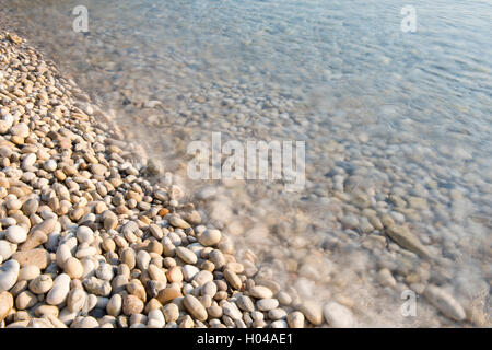 Le lavage à l'eau de mer plus de fluidité sonore pierres arrondies sur Orkos Beach sur l'île de Paxos, les îles Ioniennes, les îles grecques, Gree Banque D'Images