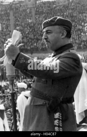 FRANCISCO Franco (1892-1975) Espagnol Caudillo lors d'un rassemblement de 1941 Banque D'Images