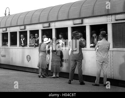 L'embarquement des passagers de première classe 1ère classe train wagons de chemin de fer à la gare du Caire Egypte 1934 Banque D'Images