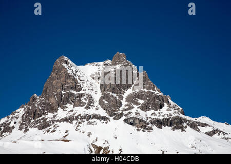 L'augmentation du Tannberg Karhorn au-dessus de la ville de Lech près de St Anton Arlberg Autriche Banque D'Images