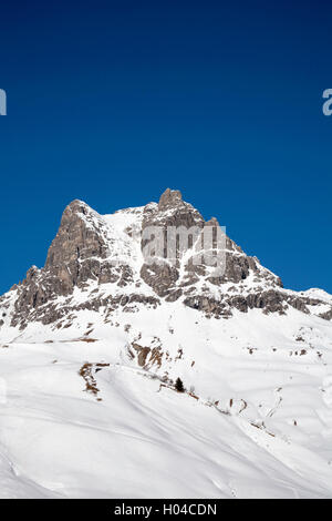 L'augmentation du Tannberg Karhorn au-dessus de la ville de Lech près de St Anton Arlberg Autriche Banque D'Images