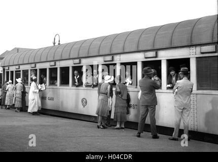 L'embarquement des passagers de première classe 1ère classe train wagons de chemin de fer à la gare du Caire Egypte 1934 Banque D'Images