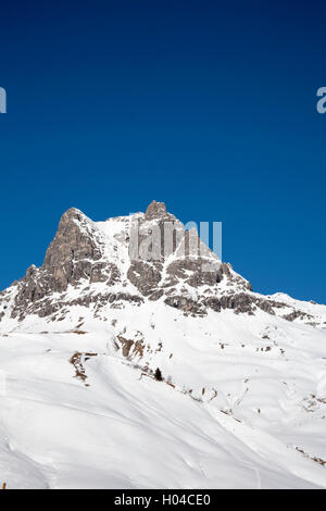 L'augmentation du Tannberg Karhorn au-dessus de la ville de Lech près de St Anton Arlberg Autriche Banque D'Images