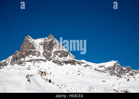 L'augmentation du Tannberg Karhorn au-dessus de la ville de Lech près de St Anton Arlberg Autriche Banque D'Images