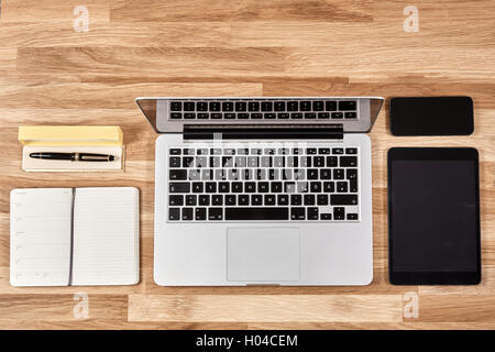 Ordinateur portable, portable, tablette et téléphone mobil sur table en chêne huilé et collés dans l'ordre Banque D'Images