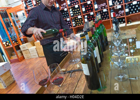 Dégustation française d'expert en vin rouge en cours au magasin de vins Bordeaux Classique à St-Emilion Gironde Bordeaux France Banque D'Images