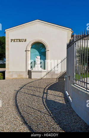 Cave de vinification Château Petrus avec emblème « Pierre l'Apôtre Statue » dans un ciel bleu clair Pomerol Bordeaux Gironde France Banque D'Images