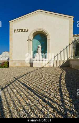 Chateau Petrus winery cellar cave avec emblème 'Pierre Apôtre Statue' Pomerol Bordeaux Gironde France Banque D'Images