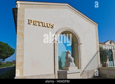 Chateau Petrus winery cellar cave avec emblème 'Pierre Apôtre Statue' Pomerol Bordeaux Gironde France Banque D'Images