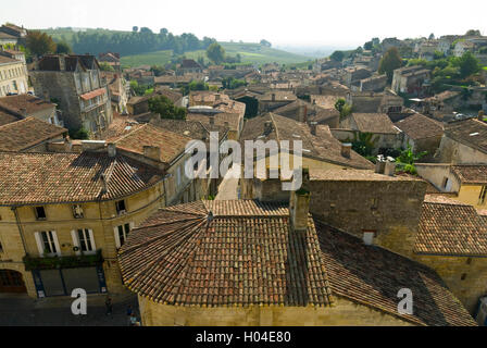 Vue sur des toits historique vieux St-Emilion à vignes au-delà de Bordeaux Gironde France Banque D'Images