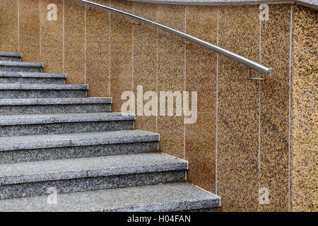 Escalier avec marches en marbre et d'acier forgé sur la promenade Banque D'Images