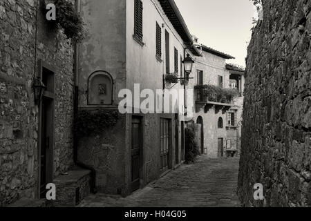 Une rue déserte à l'heure de la sieste, Montefioralle, Toscane, Italie Banque D'Images