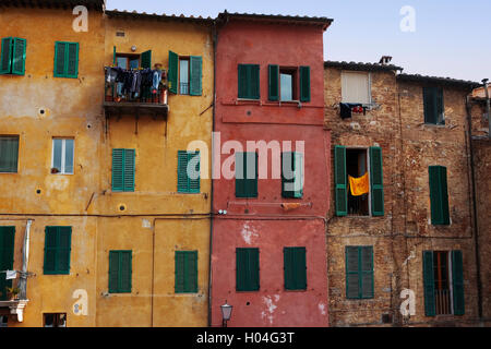 Maisons anciennes sur la Piazza del Mercato, derrière le Palazzo Pubblico, Sienne, Toscane, Italie Banque D'Images