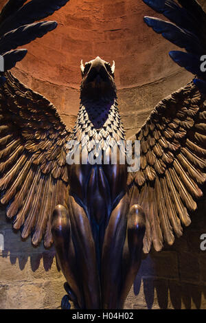 Statue de Phoenix à l'entrée du bureau d'Albus Dumbledore, Warner Brothers Studio Tour, la fabrication d'Harry Potter, Londres Banque D'Images