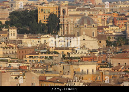Une belle vue sur les toits et les monuments de la ville et forme une distance, de le Gianicolo, Rome, Italie Banque D'Images