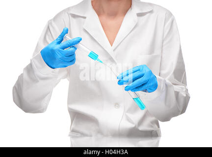 Close up of female doctor en robe blanche et bleu verser de liquide bleu gants seringue remplie de drogue en tube à essai bleu Banque D'Images