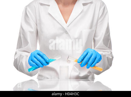 Portrait de femme en robe blanche et bleu gants holding white glass tubes à essai et avec du jaune et de l'absorbant liquide bleu Banque D'Images